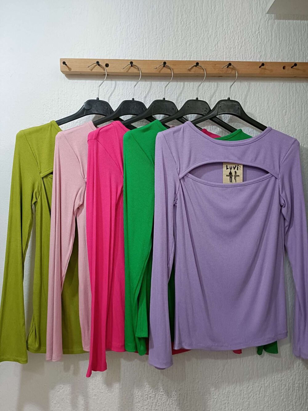 Camiseta canalé aperturas. - Imagen 2