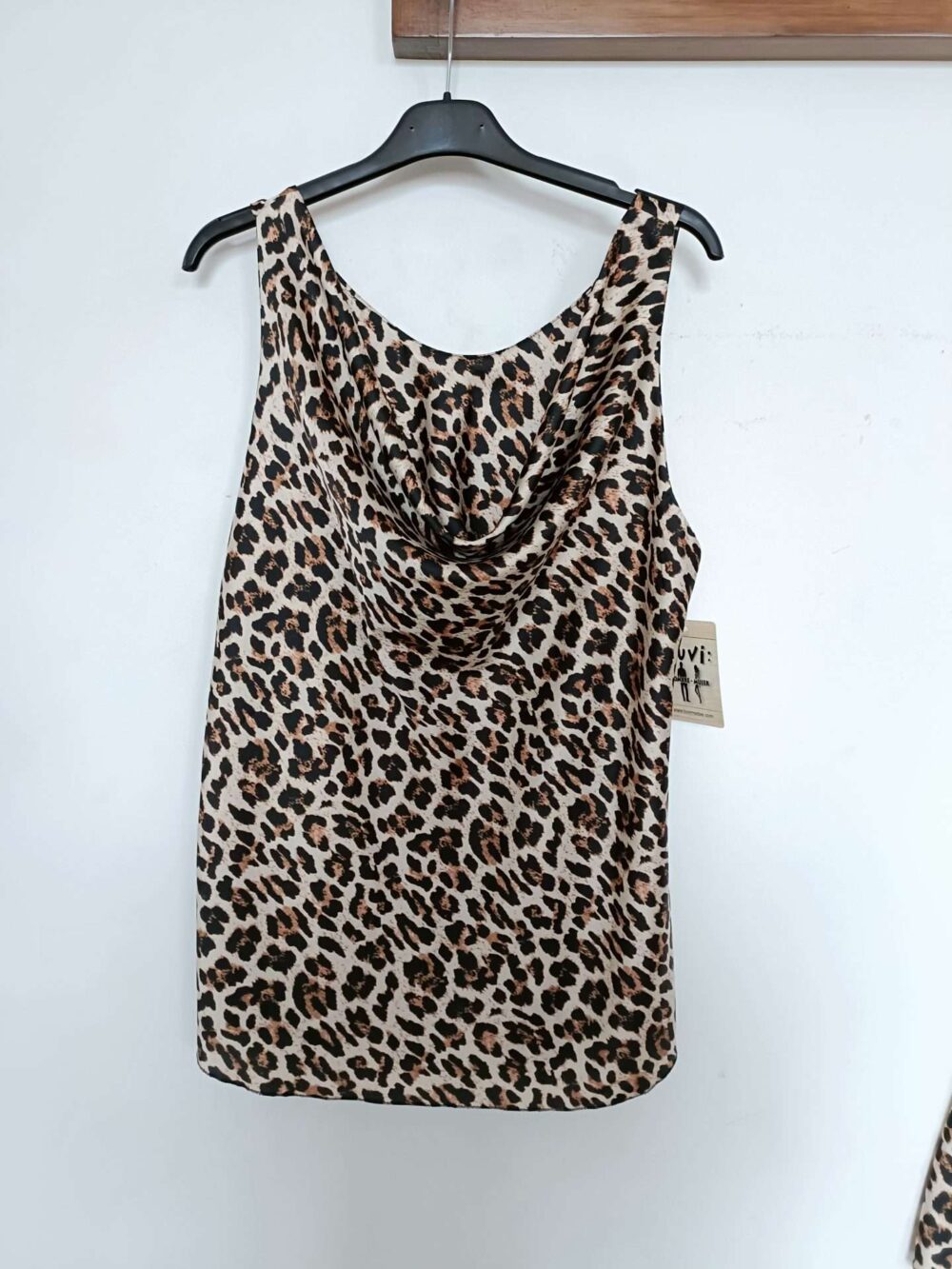 Blusa leopardo cuello caído - Imagen 4
